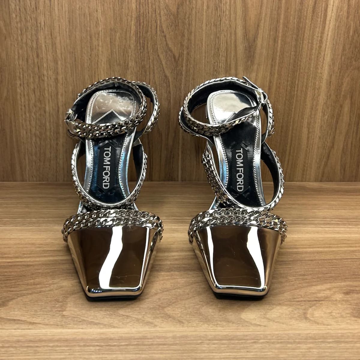 Mirror Leather Curb Chain Pump