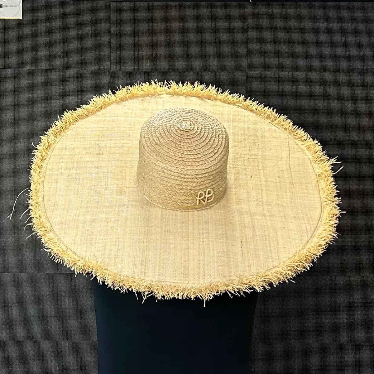 Wide-Brimmed straw hat