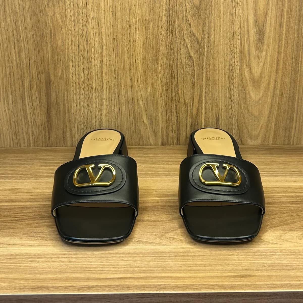 Garavai V logo Signature Leather sandals